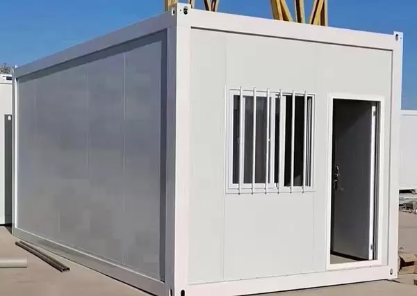 Комната с упаковочными контейнерами