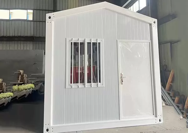Быстросборный контейнерный дом с крышей &laquo;елочкой&raquo;